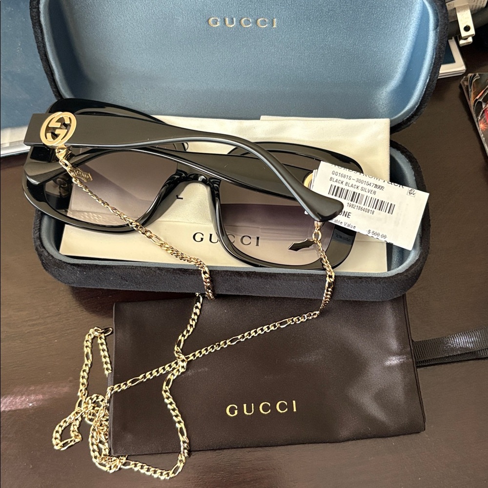 Gucci Elegant Black Sunglasses for Women with velvet case. - Picture 4 of 4